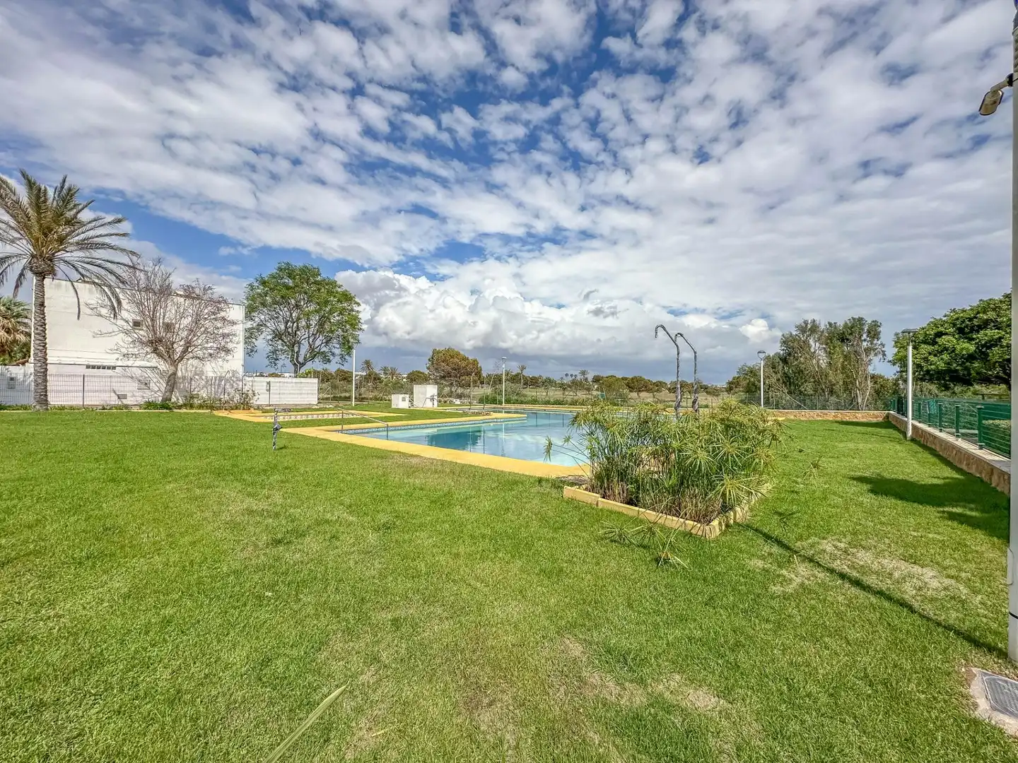 Piscina de Piso en venta en Almería con Aire acondicionado, Terraza y Balcón
