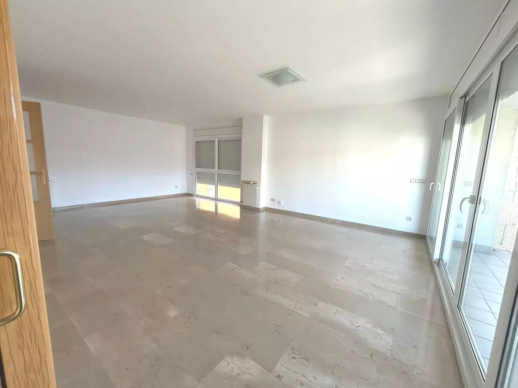 Living room of Flat for rent in Girona Capital  with Air Conditioner, Heating and Balcony