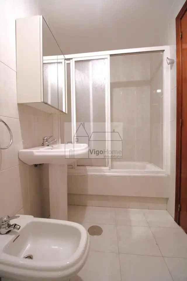 Bathroom of Flat for rent in Vigo   with Heating, Parquet flooring and Storage room