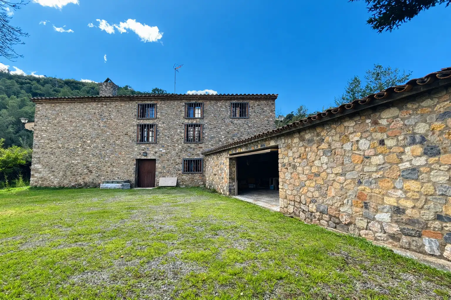 Vista exterior de Finca rústica en venda en Cornudella de Montsant amb Aire condicionat, Jardí privat i Moblat