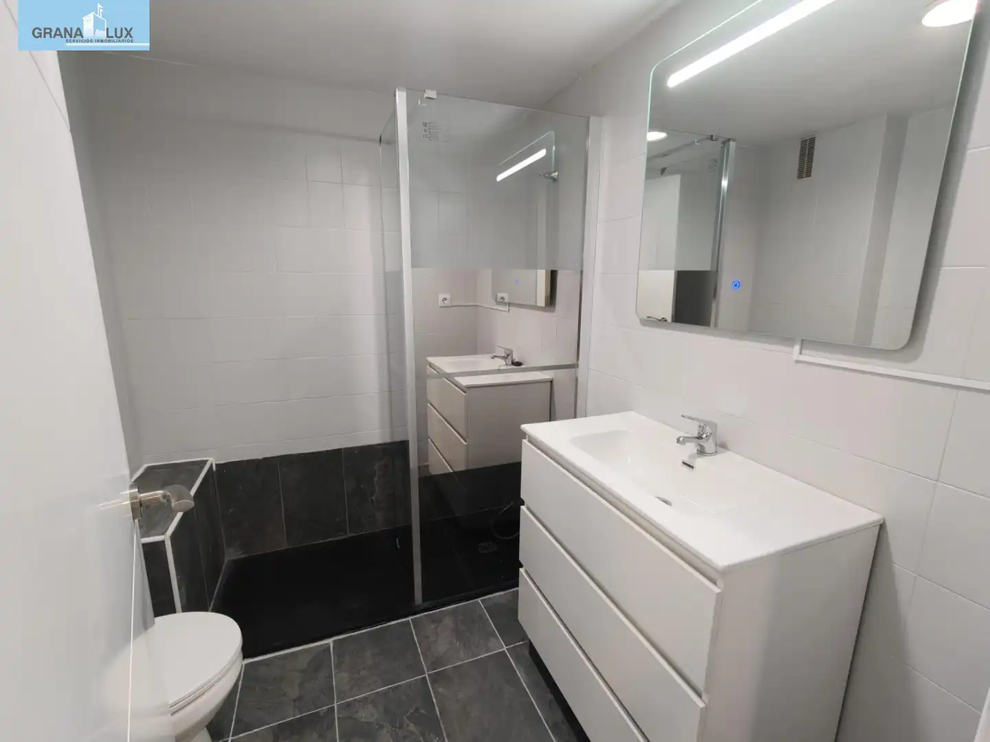 Bathroom of Flat for rent in Granada  with Terrace