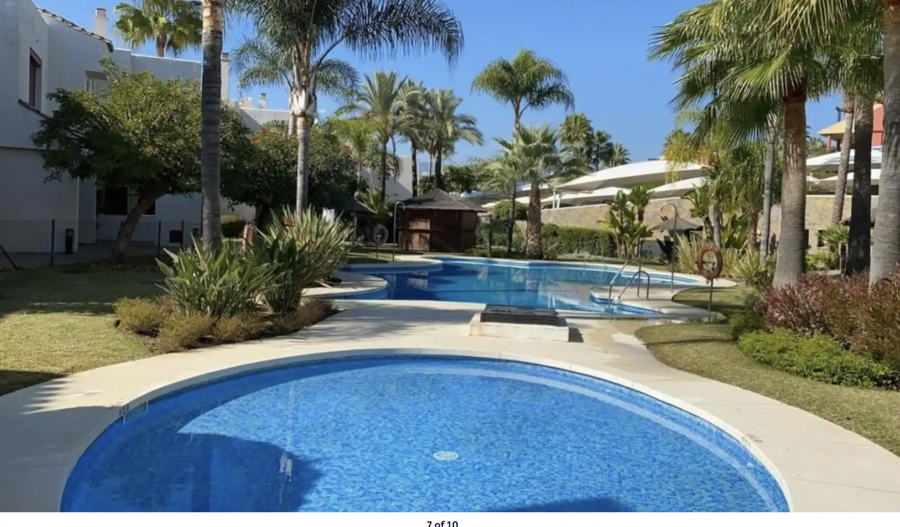 Schwimmbecken von Einfamilien-Reihenhaus mieten mit Kaufoption in Estepona mit Klimaanlage, Terrasse und Möbliert
