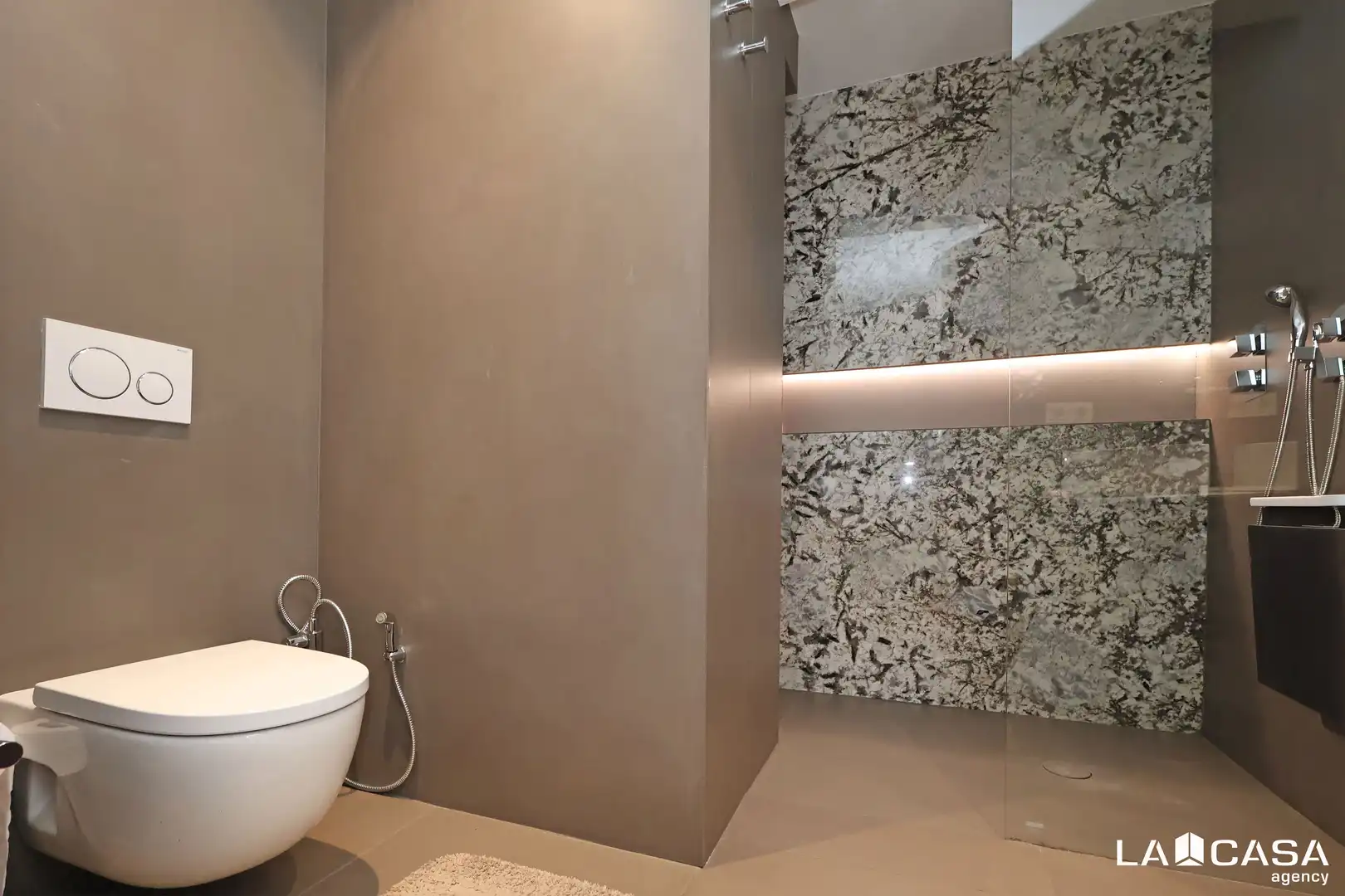 Baño de Dúplex en venta en Barcelona con Terraza y Piscina