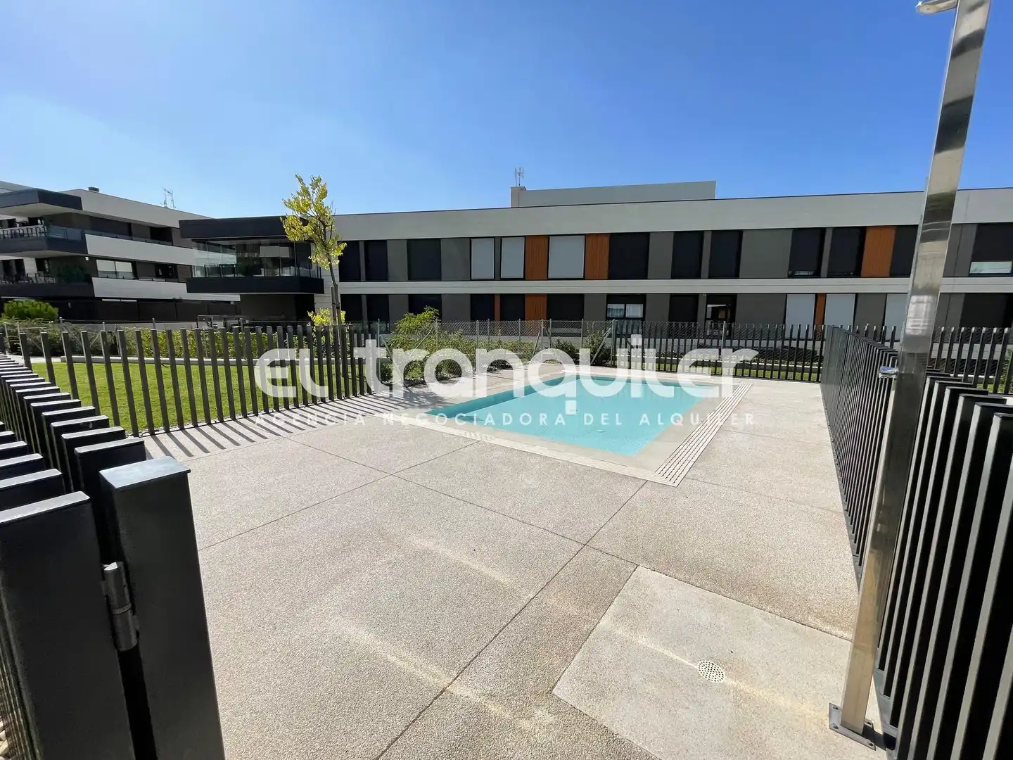 Außenansicht von Wohnung zur Miete in Las Rozas de Madrid mit Klimaanlage, Terrasse und Schwimmbad