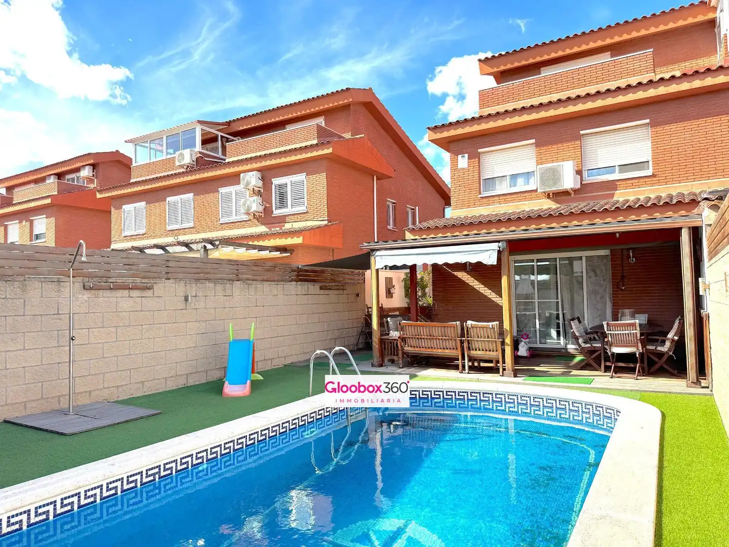 Schwimmbecken von Einfamilien-Reihenhaus zum Verkauf in Reus mit Klimaanlage, Heizung und Privatgarten