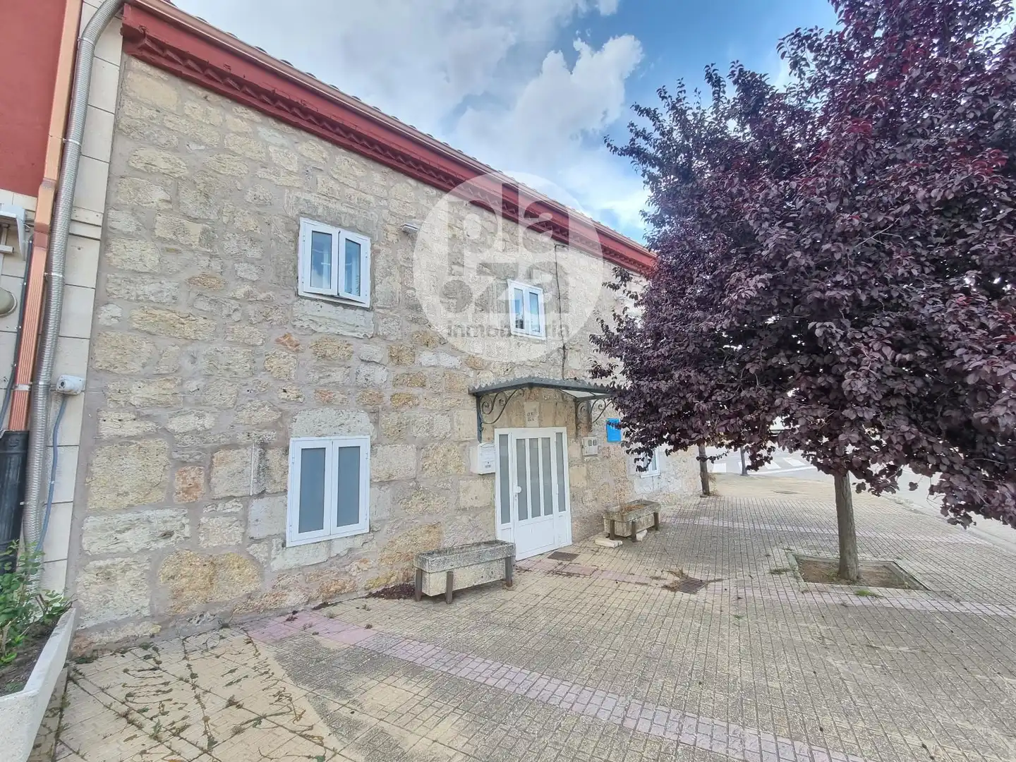 Vista exterior de Casa o xalet de lloguer en Burgos amb Calefacció, Traster i Moblat