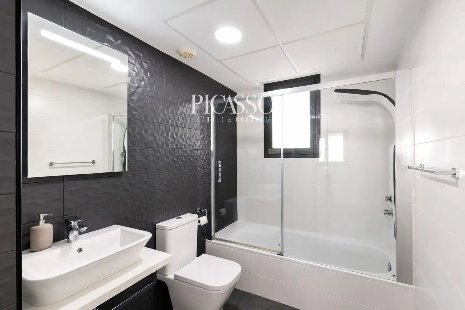 Bathroom of Flat for rent in Torremolinos  with Air Conditioner, Heating and Terrace