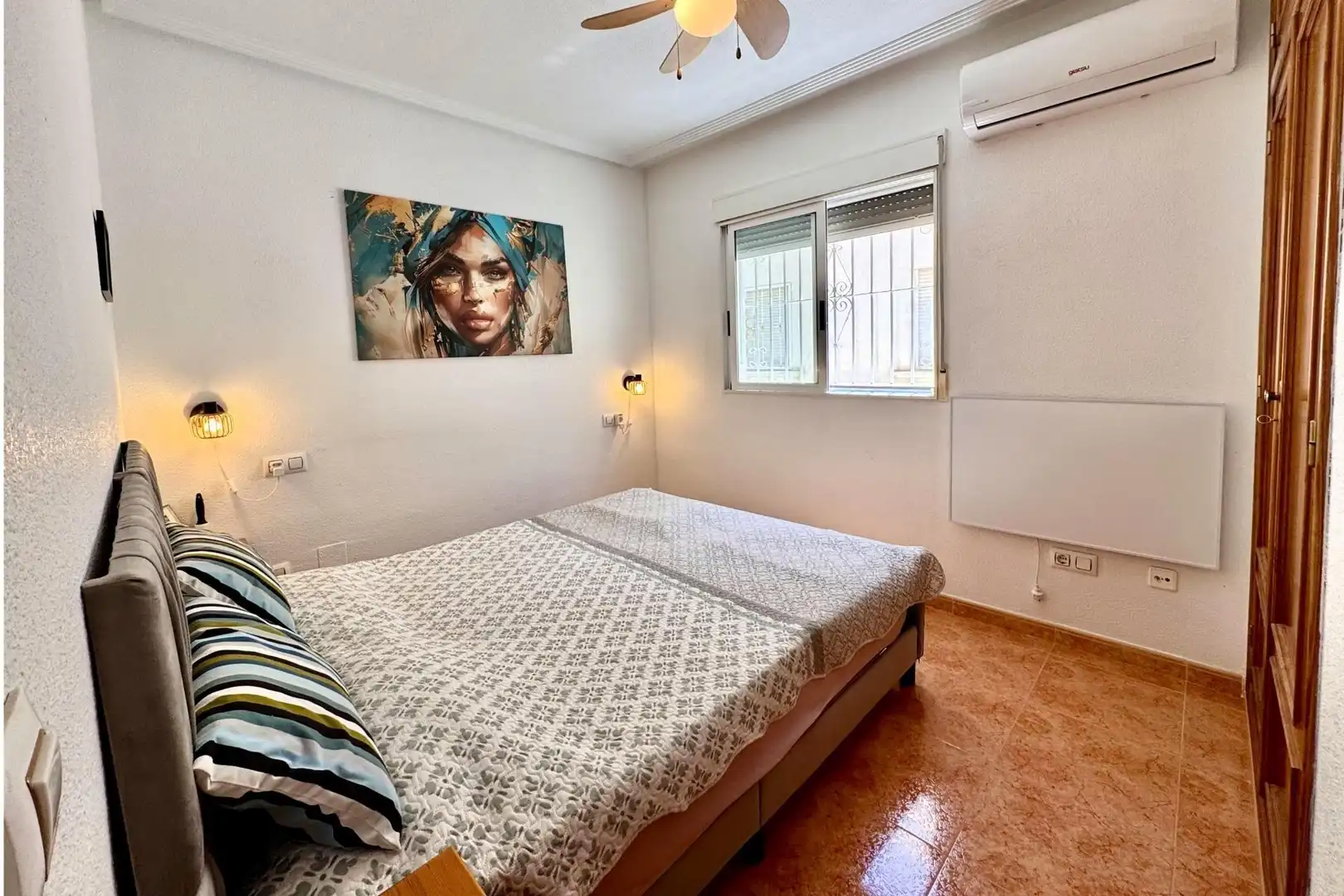 Habitación de Casa adosada en venta en Torrevieja con Aire acondicionado, Calefacción y Jardín privado