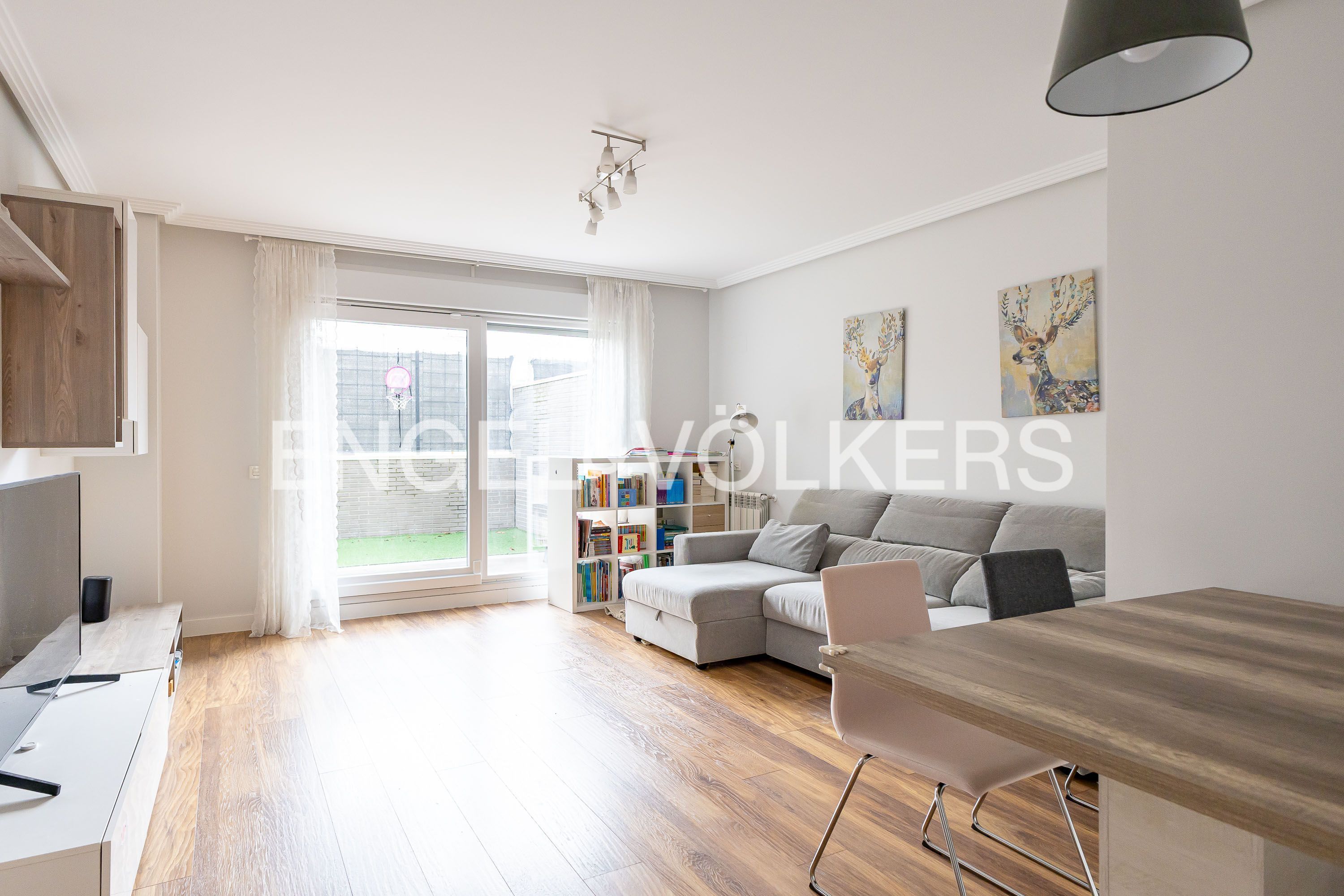 Sala d'estar de Apartament en venda en San Sebastián de los Reyes amb Aire condicionat, Calefacció i Jardí privat