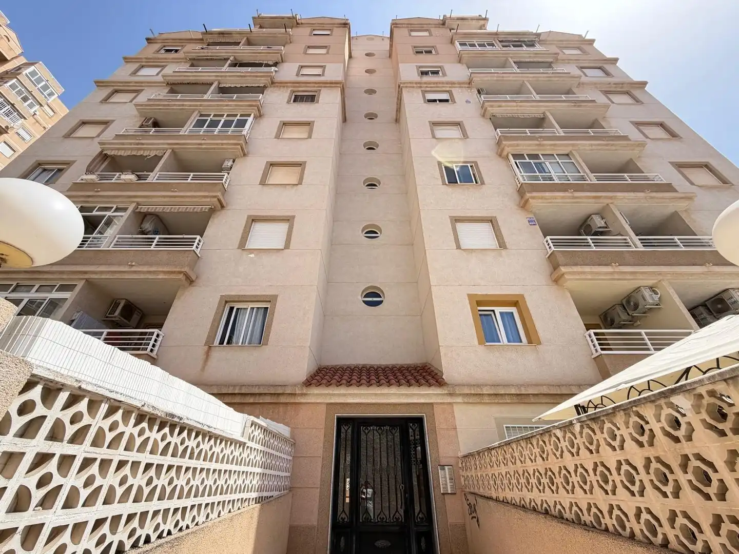 Vista exterior de Apartament en venda en Torrevieja amb Aire condicionat, Calefacció i Jardí privat