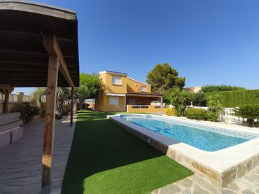 Chalet con balcón en venta en Vilamarxant