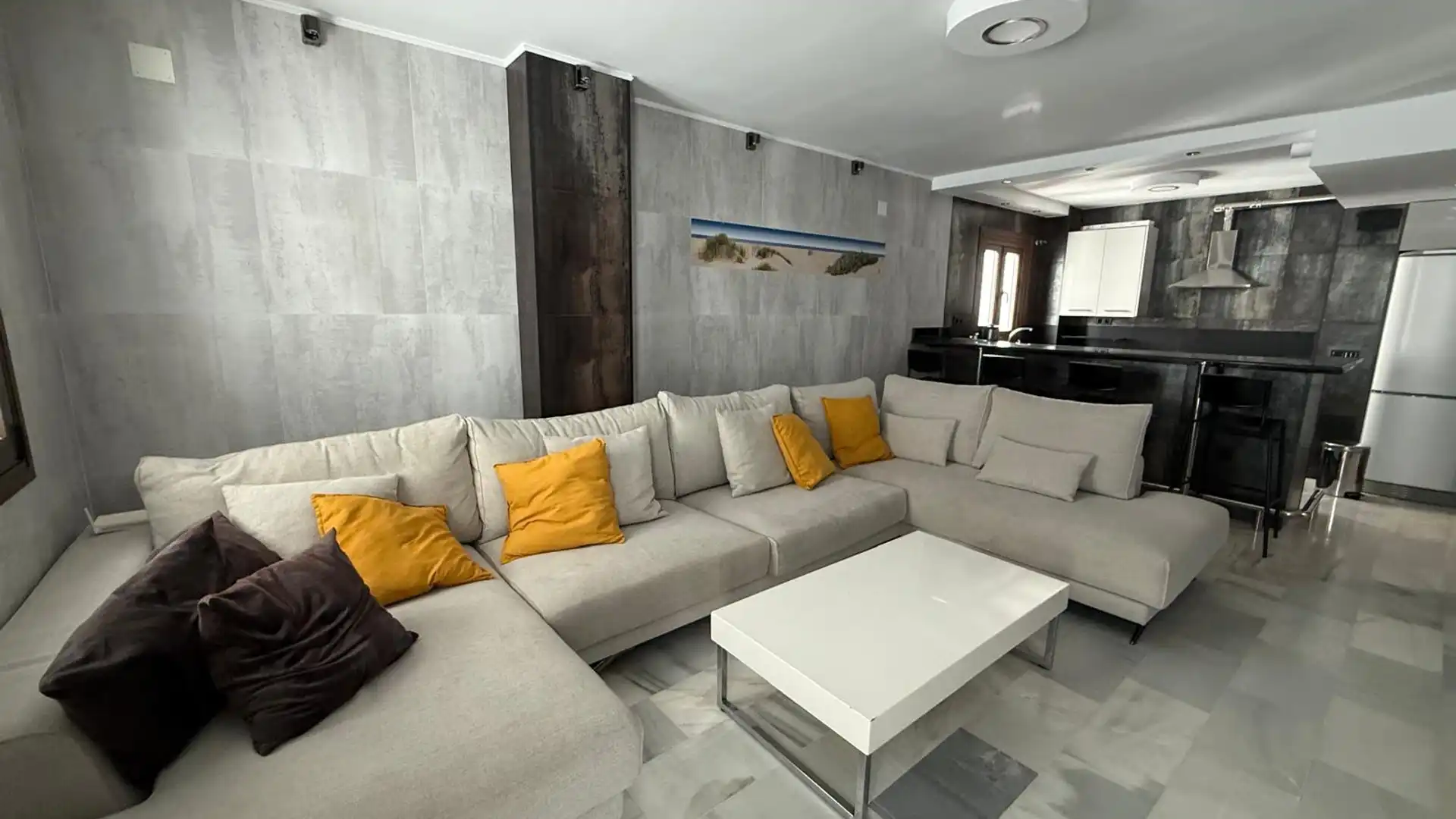 Sala d'estar de Apartament en venda en Marbella amb Aire condicionat, Terrassa i Moblat