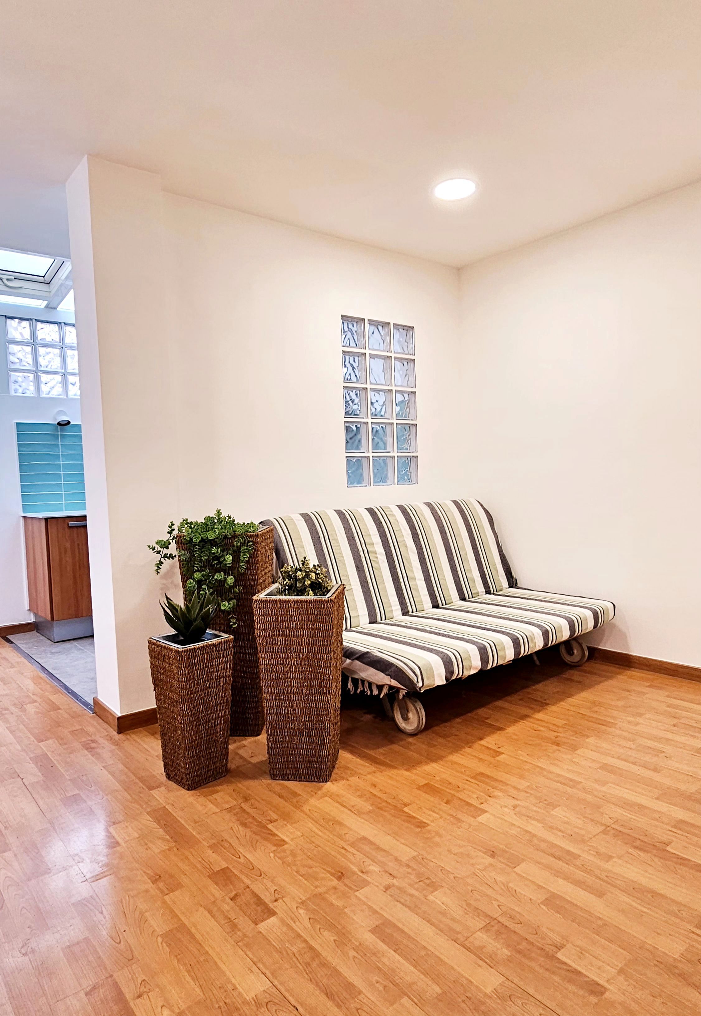 Living room of Flat for sale in Cerdanyola del Vallès  with Parquet flooring, Oven and Washing machine