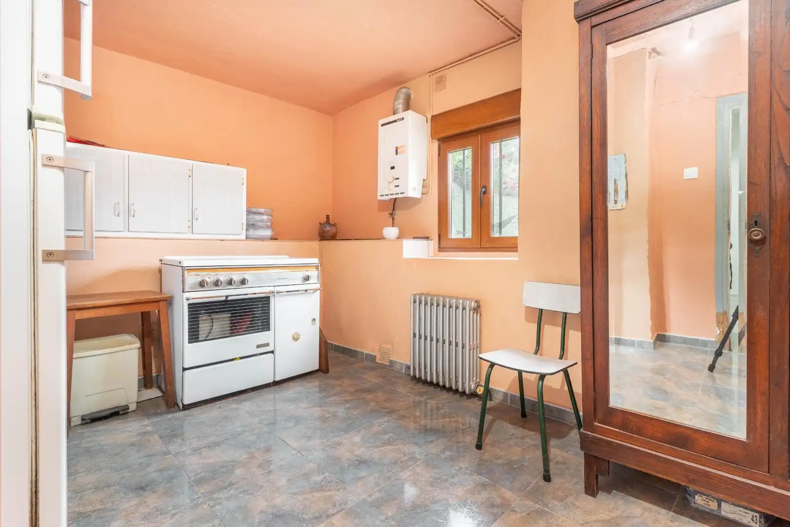 Cuina de Casa o xalet en venda en Lena amb Calefacció, Terrassa i Traster