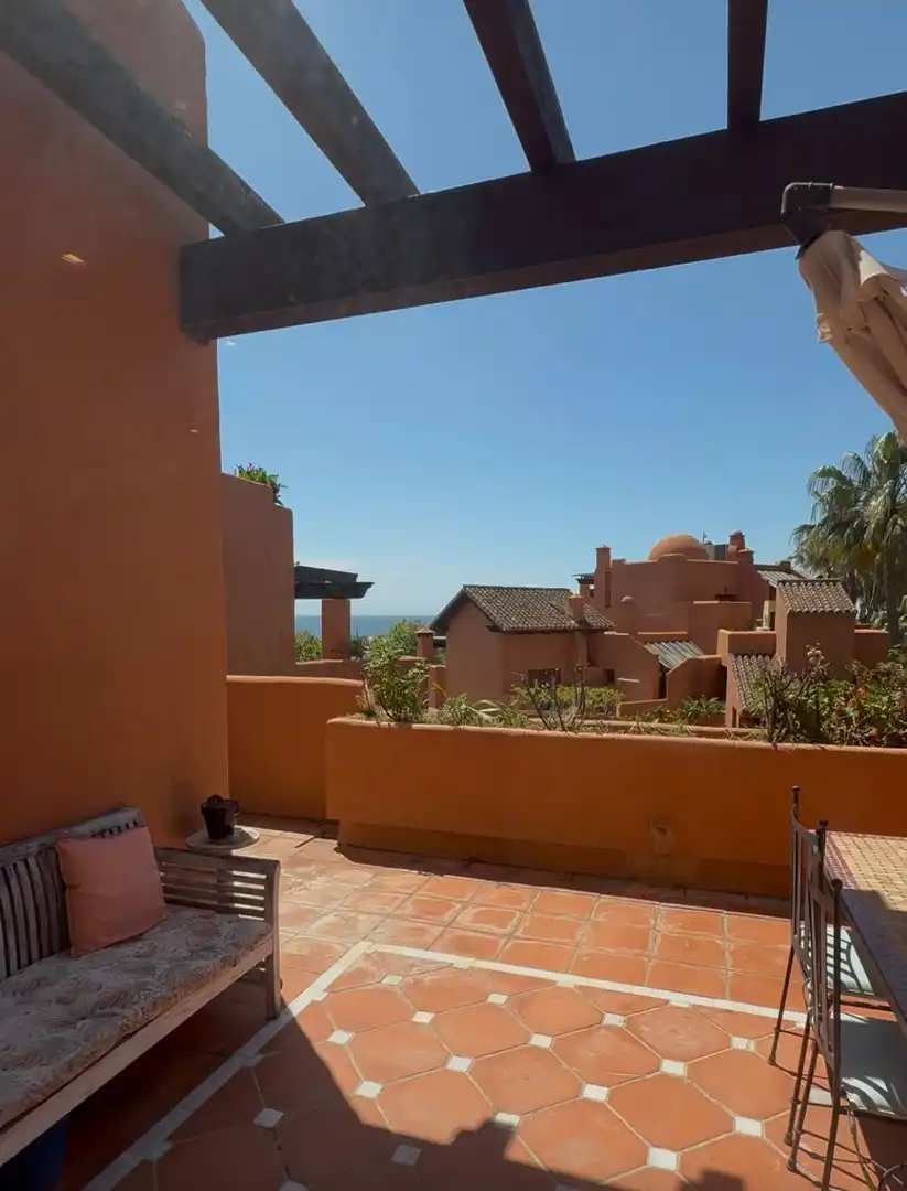 Vista exterior de Àtic de lloguer en Marbella amb Calefacció, Terrassa i Traster
