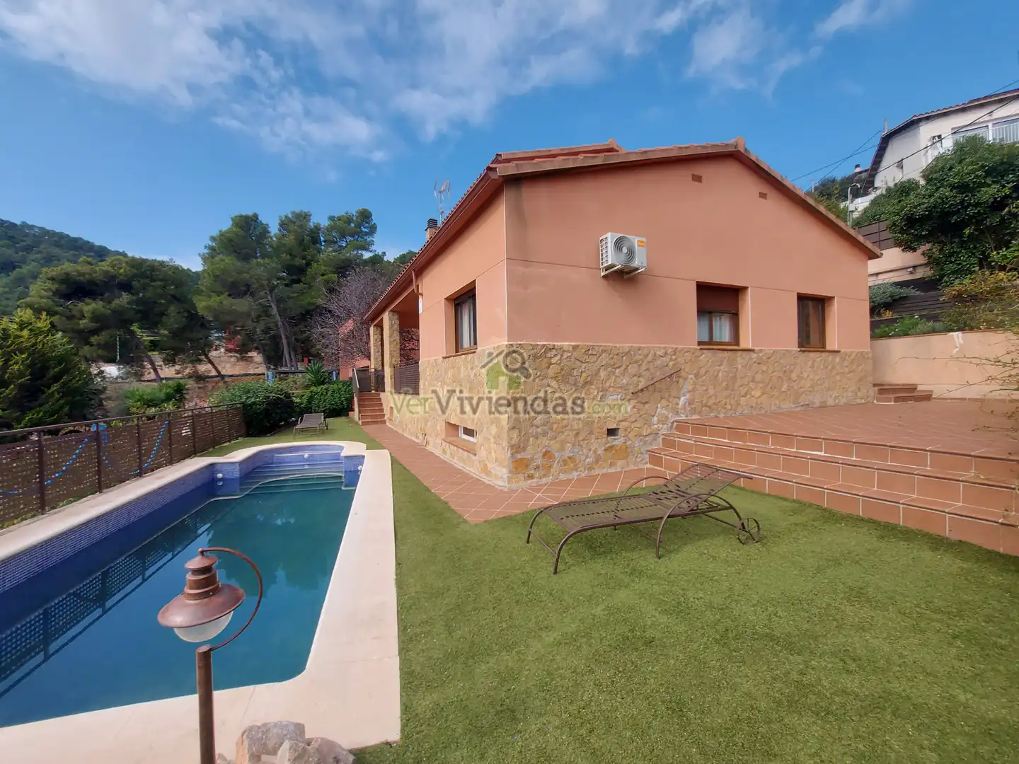 Vista exterior de Casa o xalet en venda en Corbera de Llobregat amb Aire condicionat, Calefacció i Jardí privat