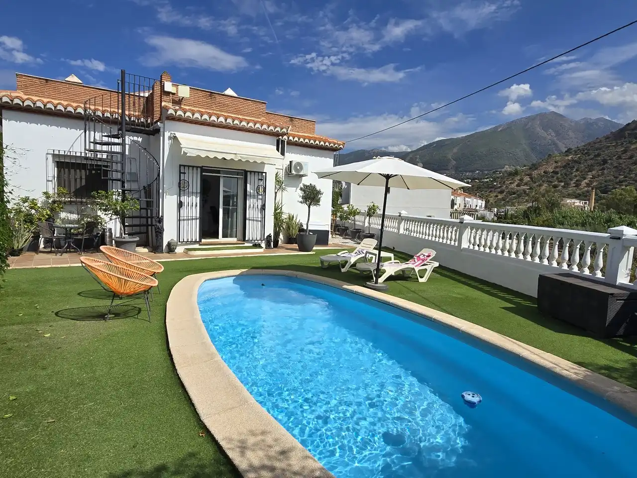 Casa amb piscina en venda a Alcaucín