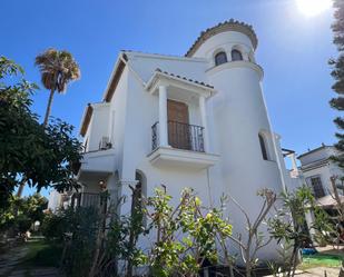 Vista exterior de Casa adosada en venda en Estepona amb Aire condicionat, Calefacció i Jardí privat