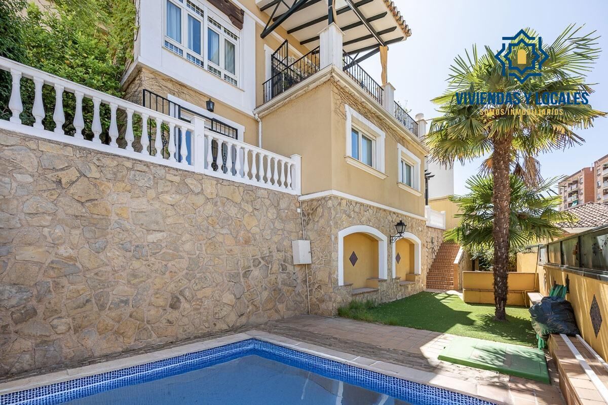 Vista exterior de Casa o xalet en venda en  Granada Capital amb Aire condicionat, Calefacció i Jardí privat
