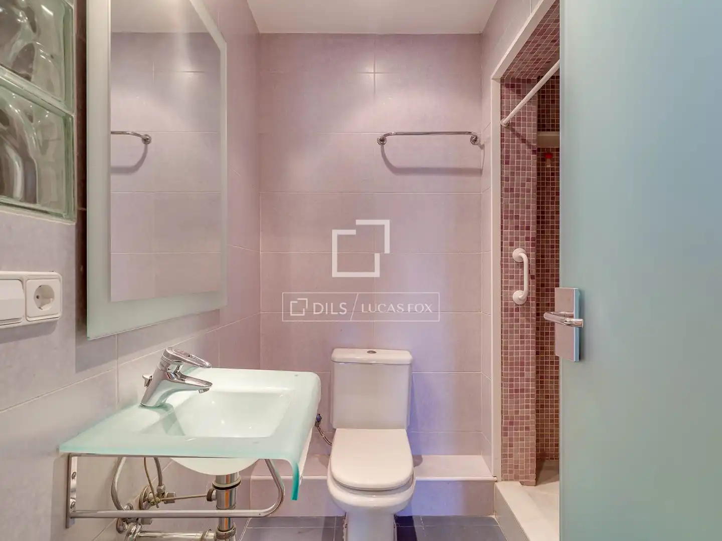 Badezimmer von Wohnung zum Verkauf in Barcelona mit Klimaanlage, Heizung und Balkon