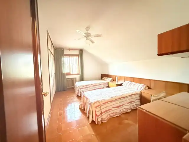 Dormitori de Casa o xalet en venda en Benicasim / Benicàssim amb Jardí privat, Terrassa i Piscina