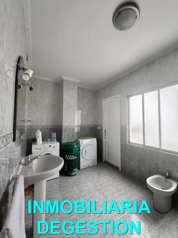 Badezimmer von Wohnung zum Verkauf in Linares mit Klimaanlage, Heizung und Terrasse