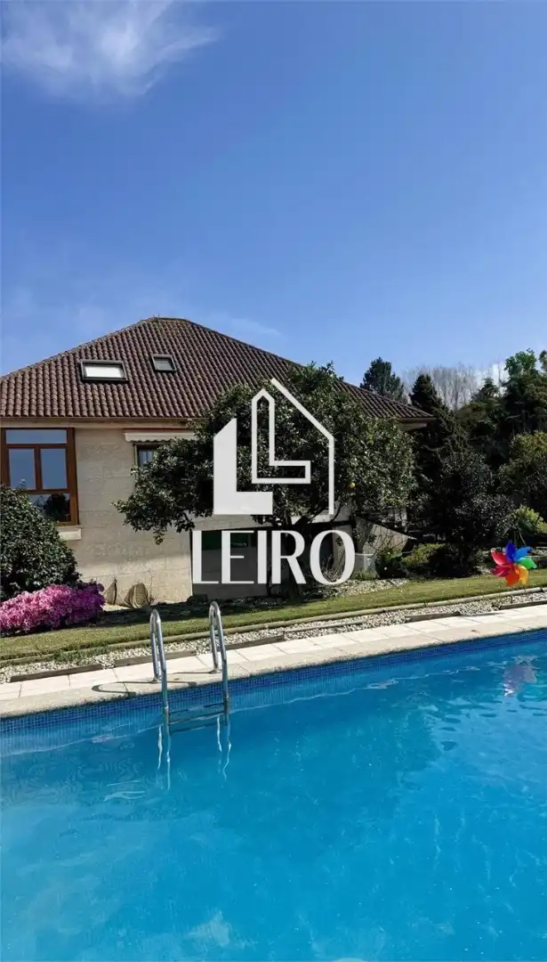 Vista exterior de Casa o xalet en venda en Vilagarcía de Arousa amb Calefacció, Jardí privat i Parquet