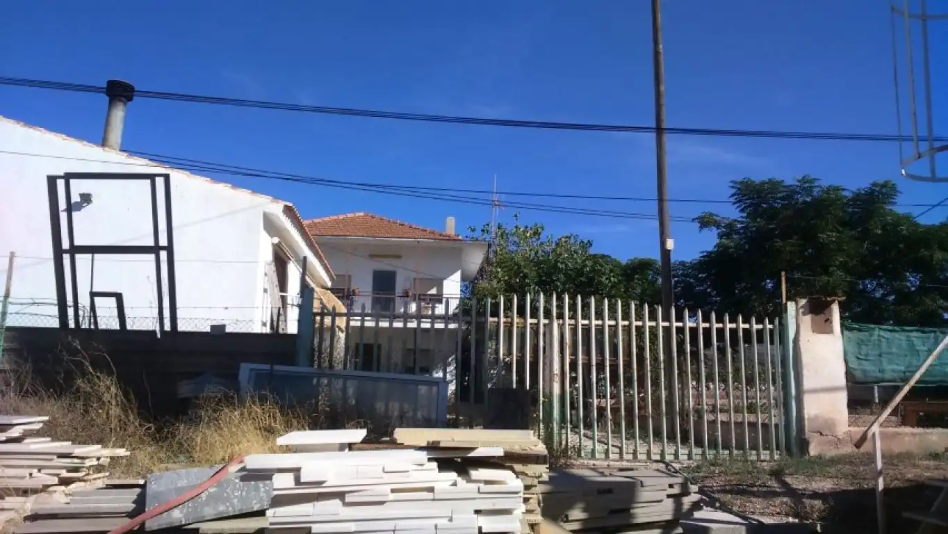 Vista exterior de Casa o xalet en venda en Badajoz amb Jardí privat, Terrassa i Traster