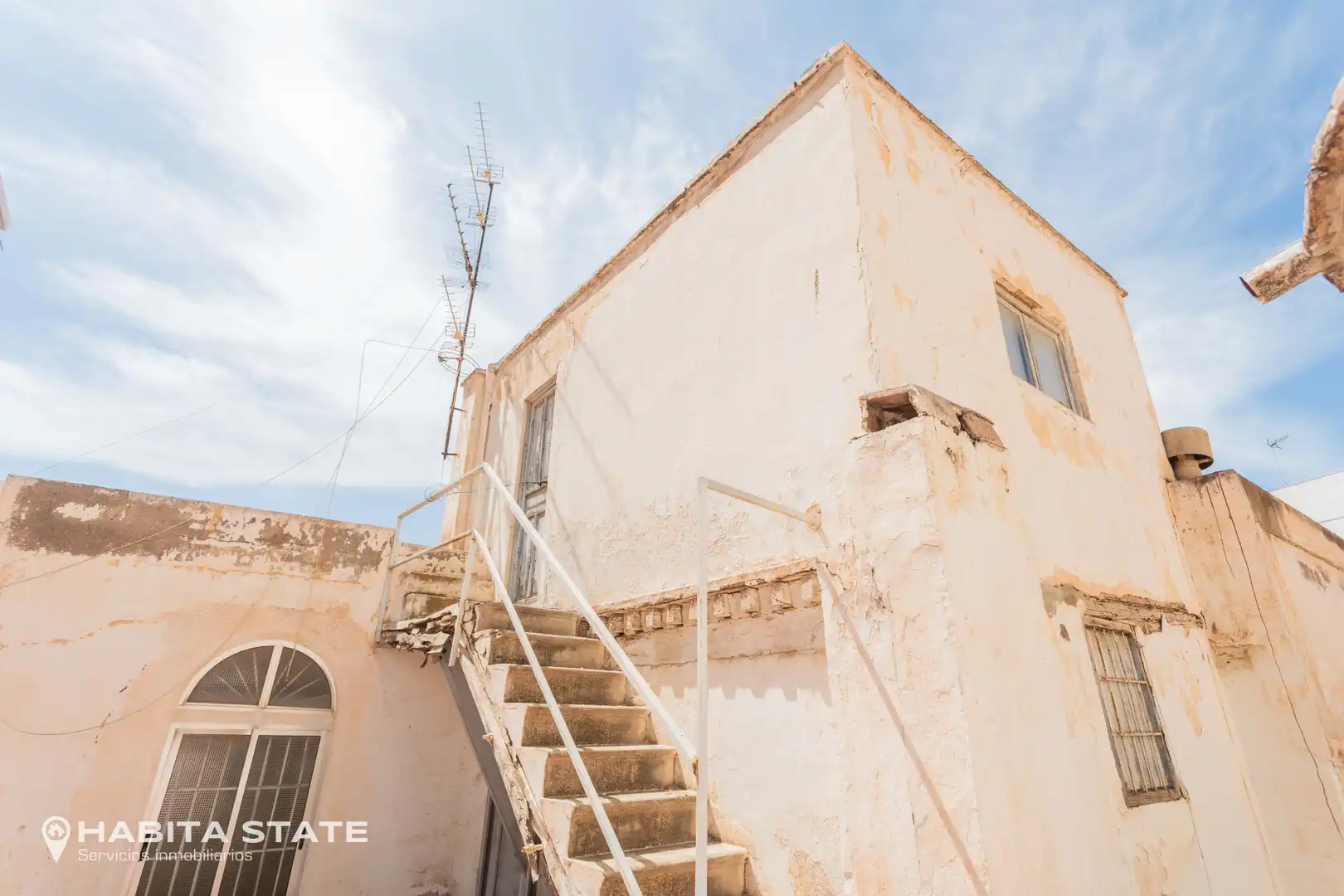Vista exterior de Edifici en venda en Almería