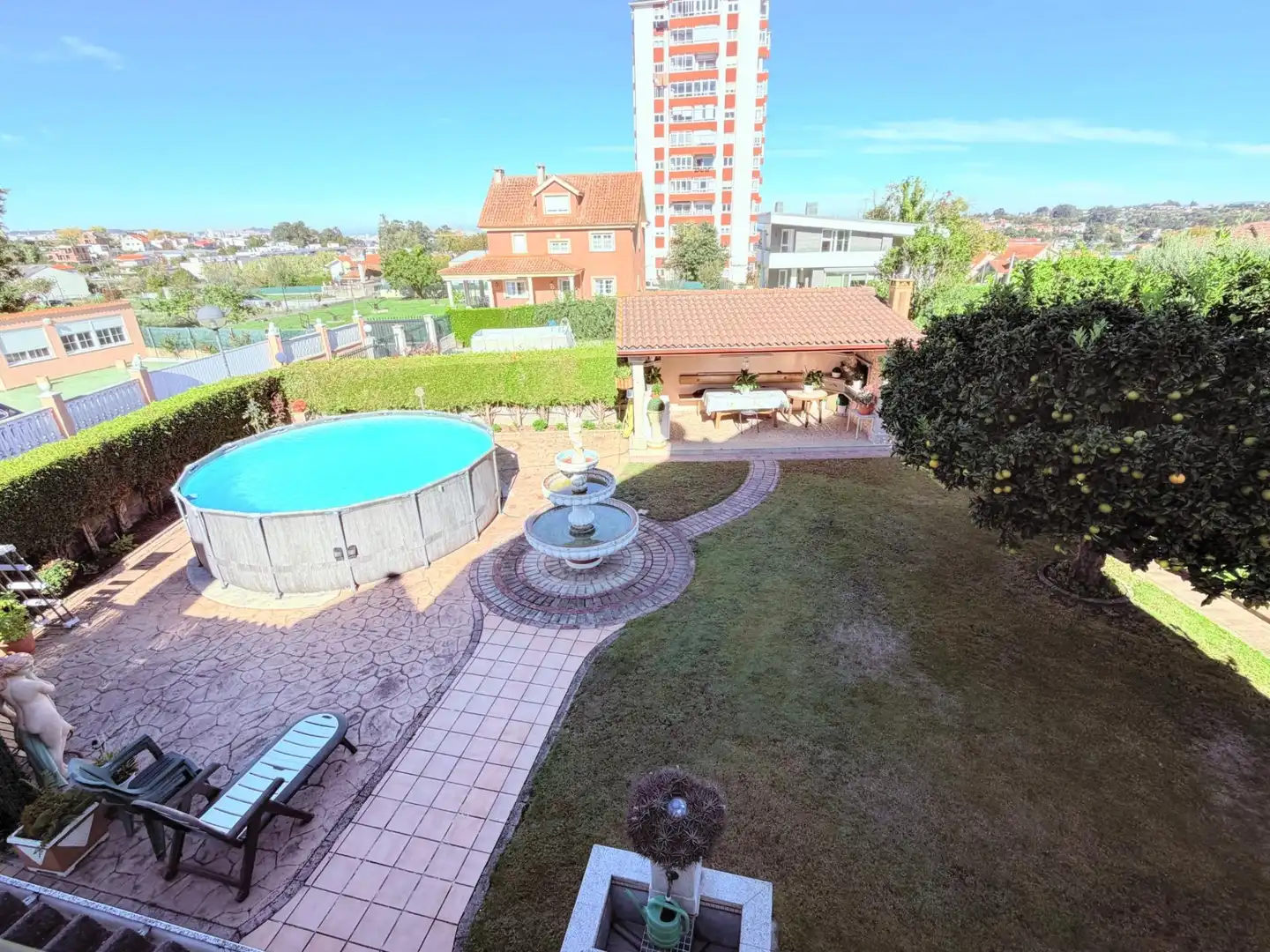 Piscina de Casa o xalet en venda en Oleiros amb Calefacció, Jardí privat i Terrassa
