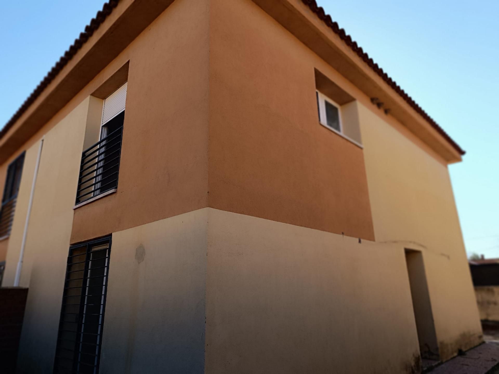 Außenansicht von Einfamilien-Reihenhaus zum Verkauf in Quismondo mit Privatgarten und Terrasse