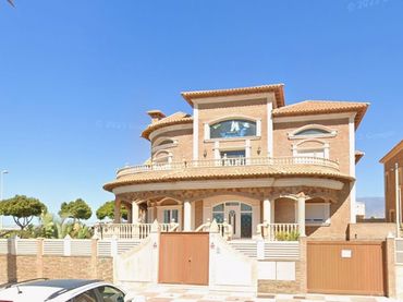 Villa con piscina in vendita a Avenida Ciudad de Cádiz 42