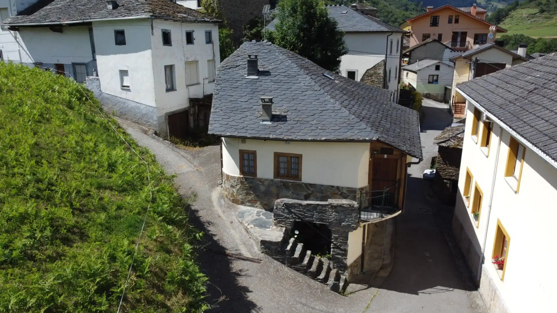 Vista exterior de Casa o chalet en venta en Cangas del Narcea con Jardín privado, Amueblado y Balcón