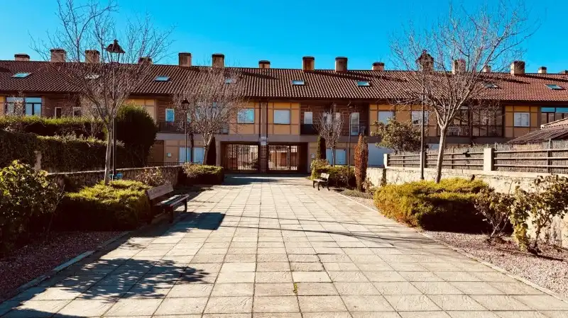 Vista exterior de Dúplex en venta en El Espinar con Calefacción, Jardín privado y Terraza