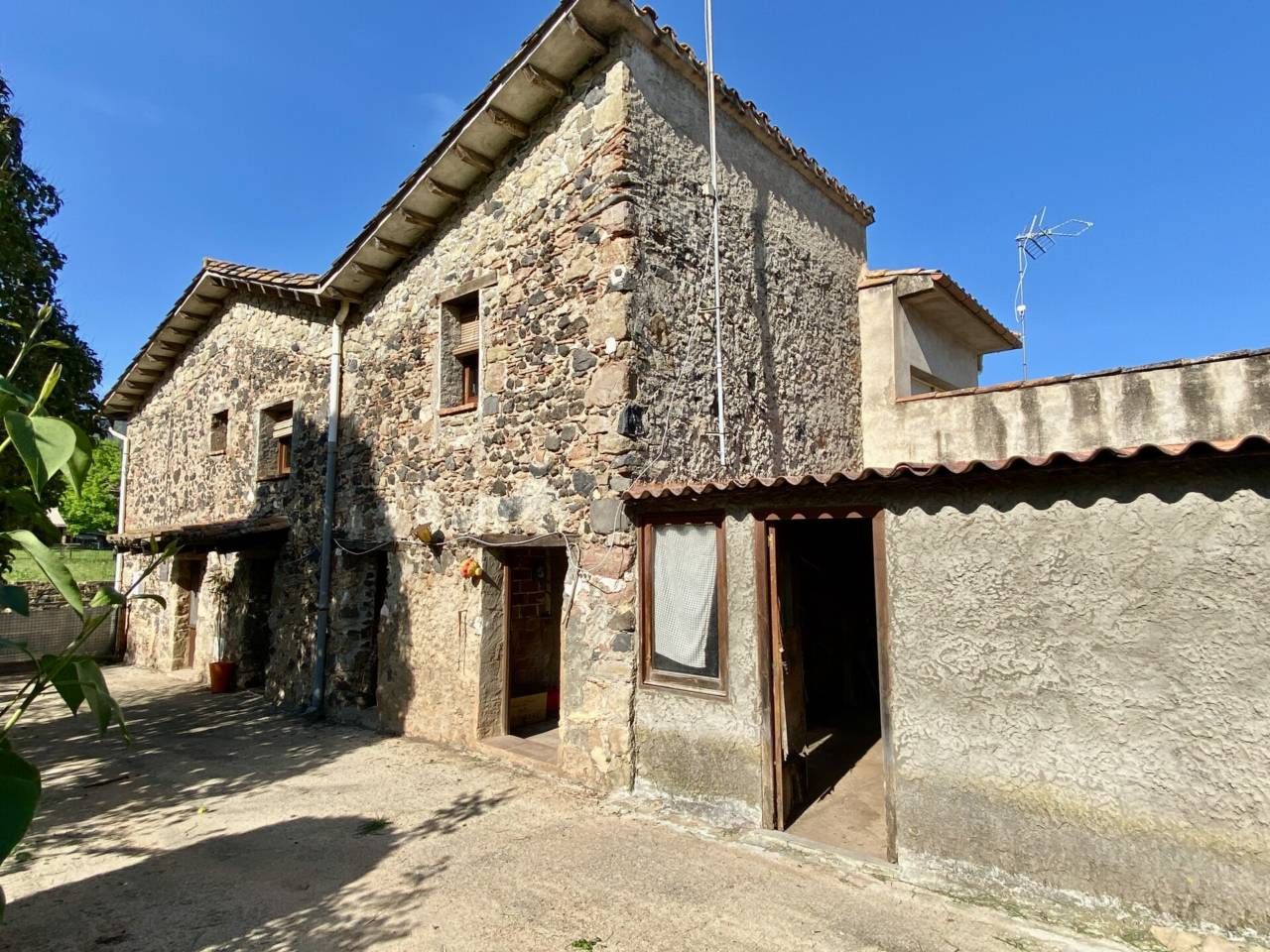 Exterior view of Single-family semi-detached for sale in Santa Pau  with Private garden