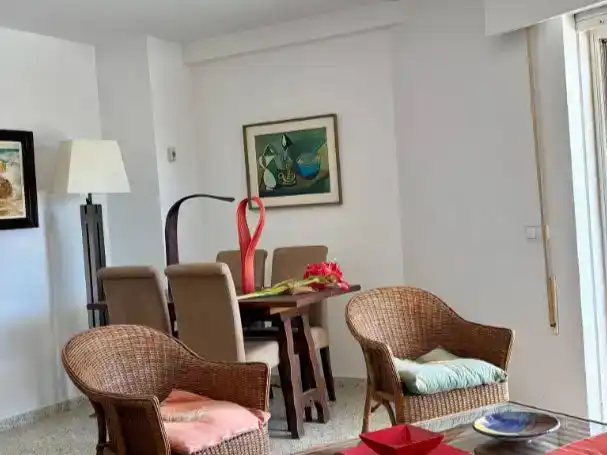 Sala d'estar de Pis de lloguer en Orihuela amb Aire condicionat, Jardí privat i Moblat