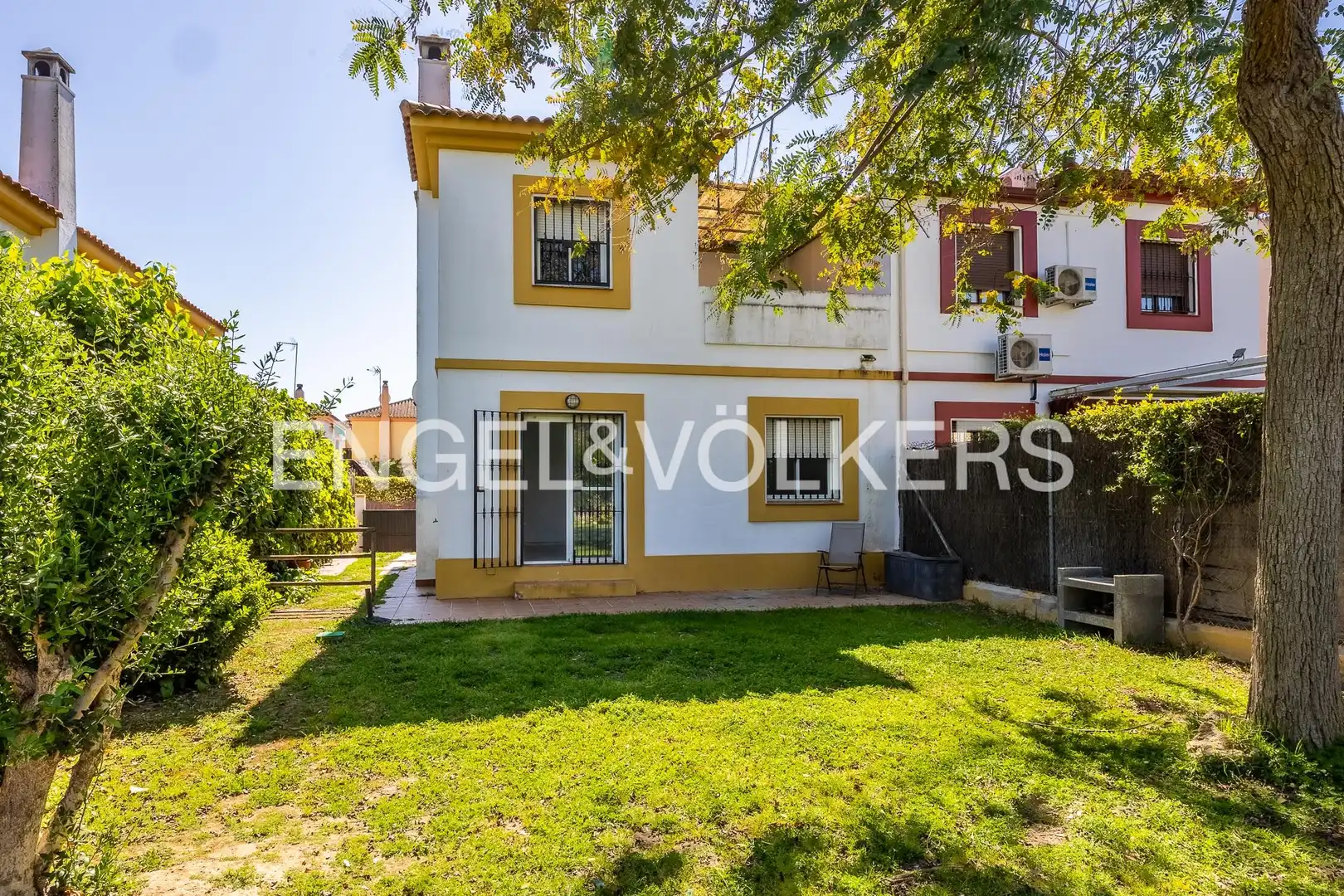 Vista exterior de Casa adosada en venda en Espartinas amb Calefacció, Jardí privat i Terrassa