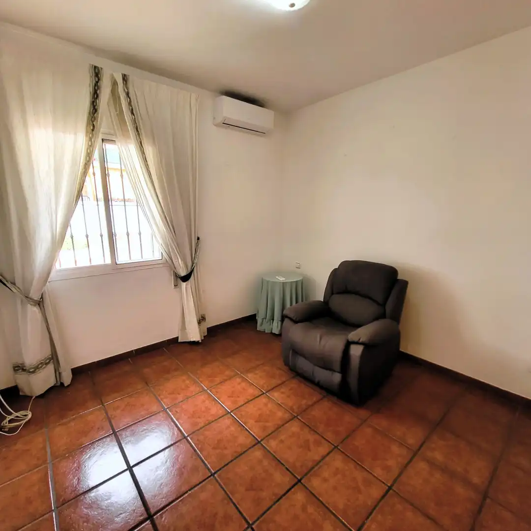 Sala d'estar de Planta baixa en venda en Estepona amb Jardí privat, Terrassa i Piscina