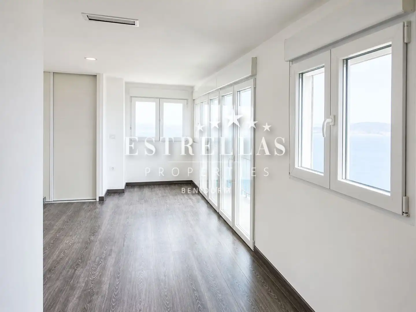 Schlafzimmer von Dachboden zum Verkauf in Benidorm mit Klimaanlage, Heizung und Privatgarten