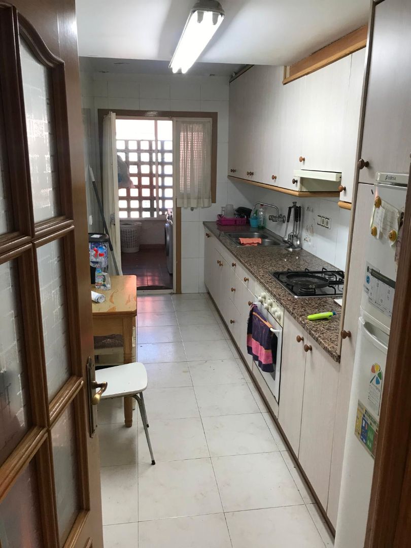 Cuina de Pis en venda en Girona Capital amb Moblat, Forn i Balcó