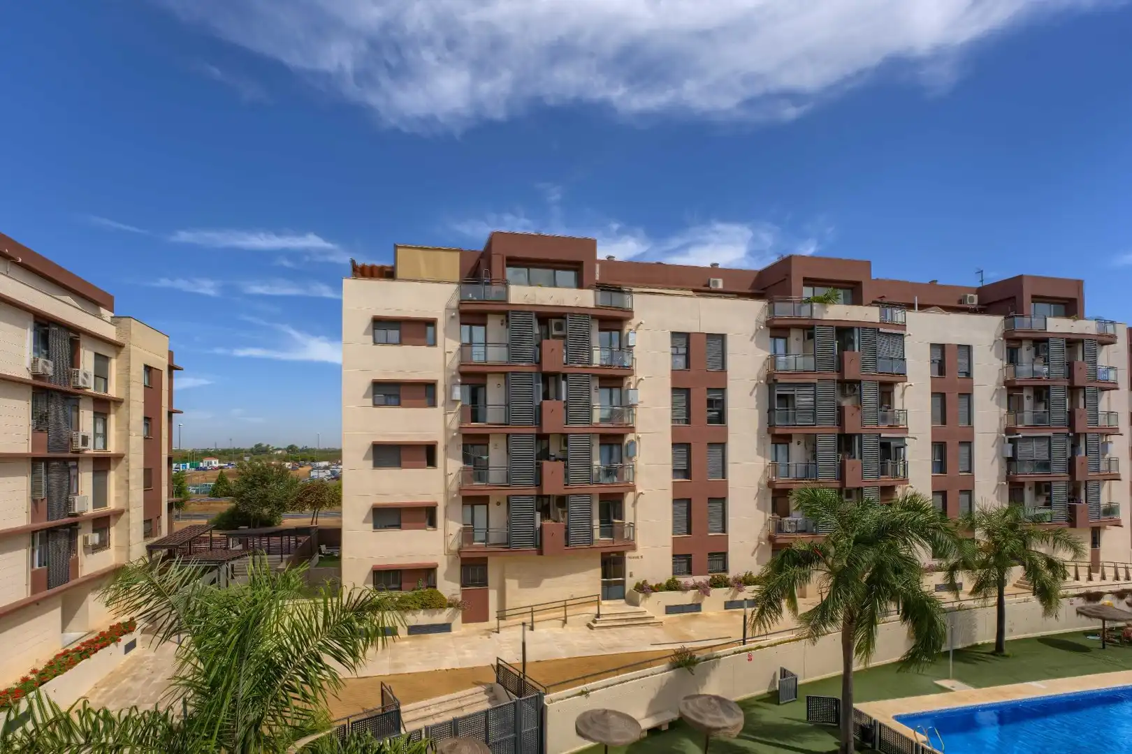 Vista exterior de Piso en venta en Mairena del Aljarafe con Aire acondicionado, Calefacción y Jardín privado