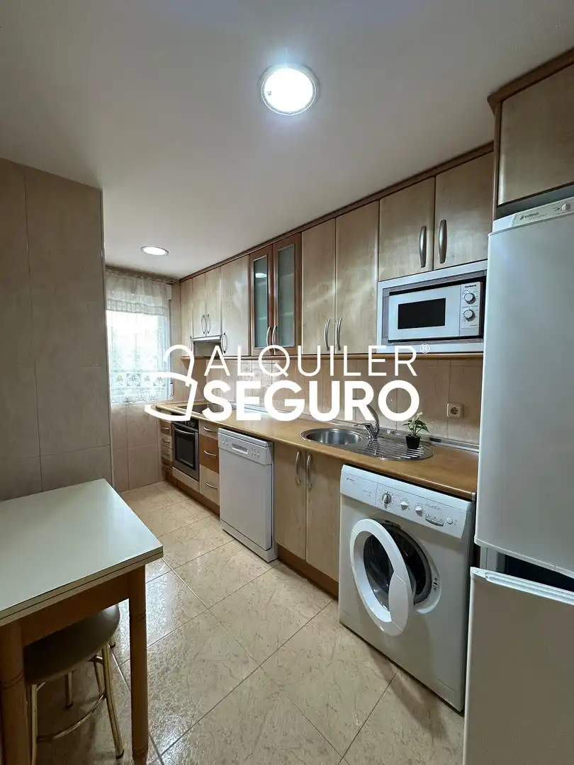 Cuina de Pis de lloguer en  Madrid Capital amb Calefacció, Terrassa i Moblat