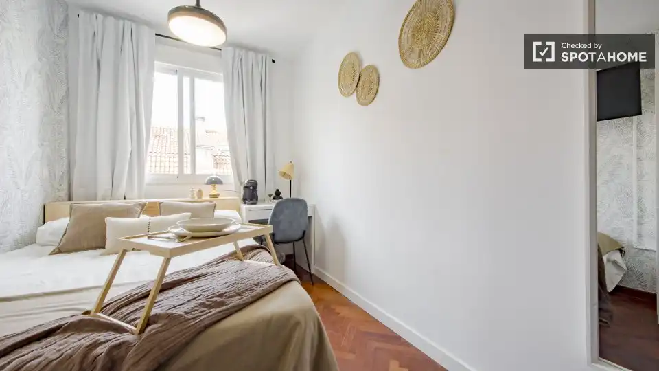 Bedroom of Flat for share in Madrid  with Air Conditioner, Heating and Furnished