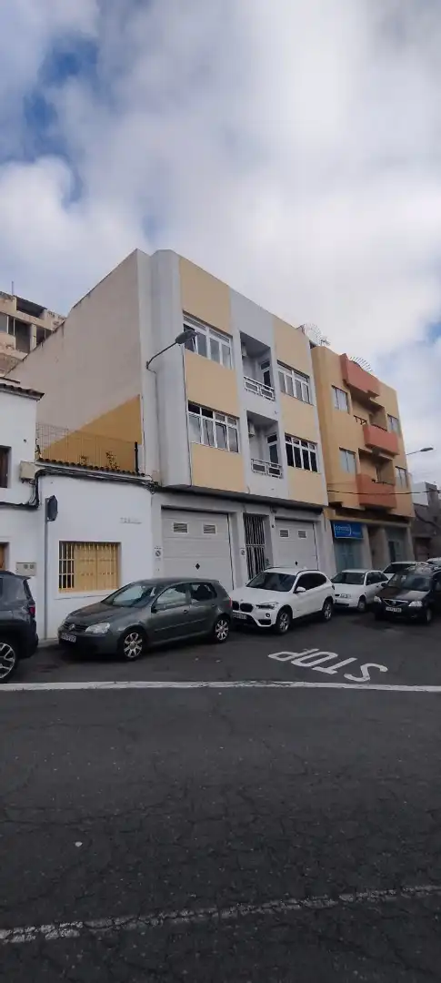 Vista exterior de Pis en venda en Las Palmas de Gran Canaria amb Aire condicionat i Balcó