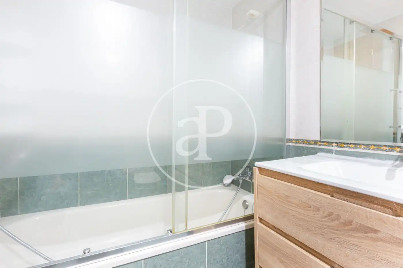 Bathroom of Flat for sale in Valencia  with Air Conditioner, Heating and Private garden