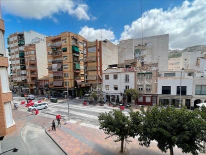 Vista exterior de Pis en venda en Villena amb Calefacció i Balcó