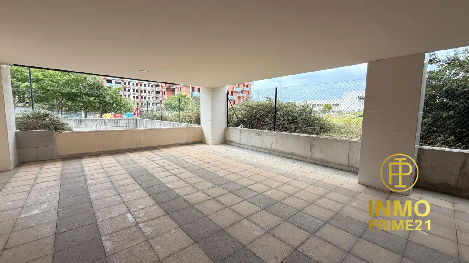 Terrassa de Local de lloguer en Mompia