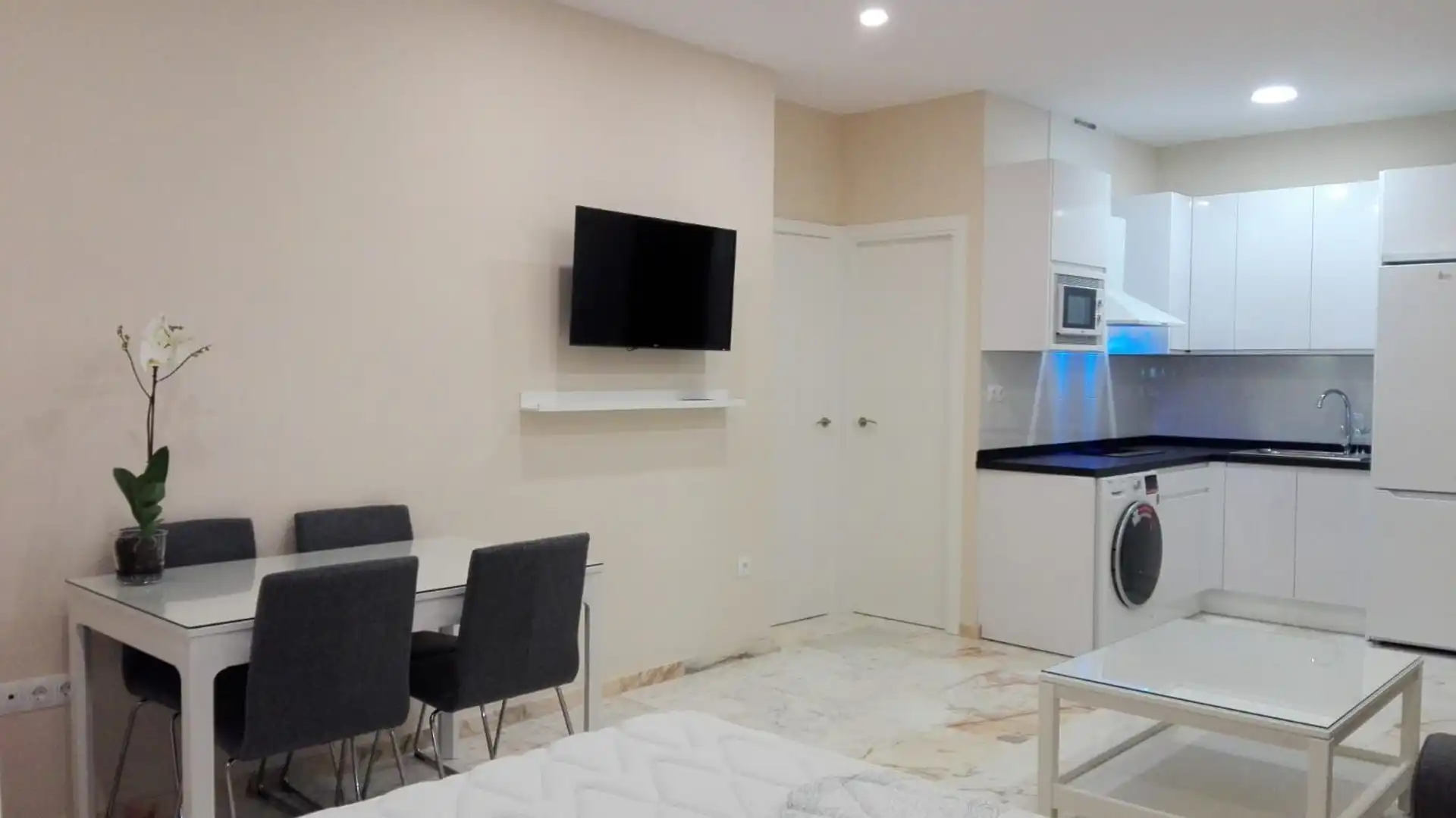 Study for rent in  Sevilla Capital  with Air Conditioner, Swimming Pool and Furnished