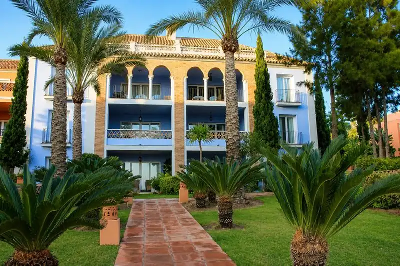 Außenansicht von Wohnung zum Verkauf in Casares mit Klimaanlage, Heizung und Privatgarten