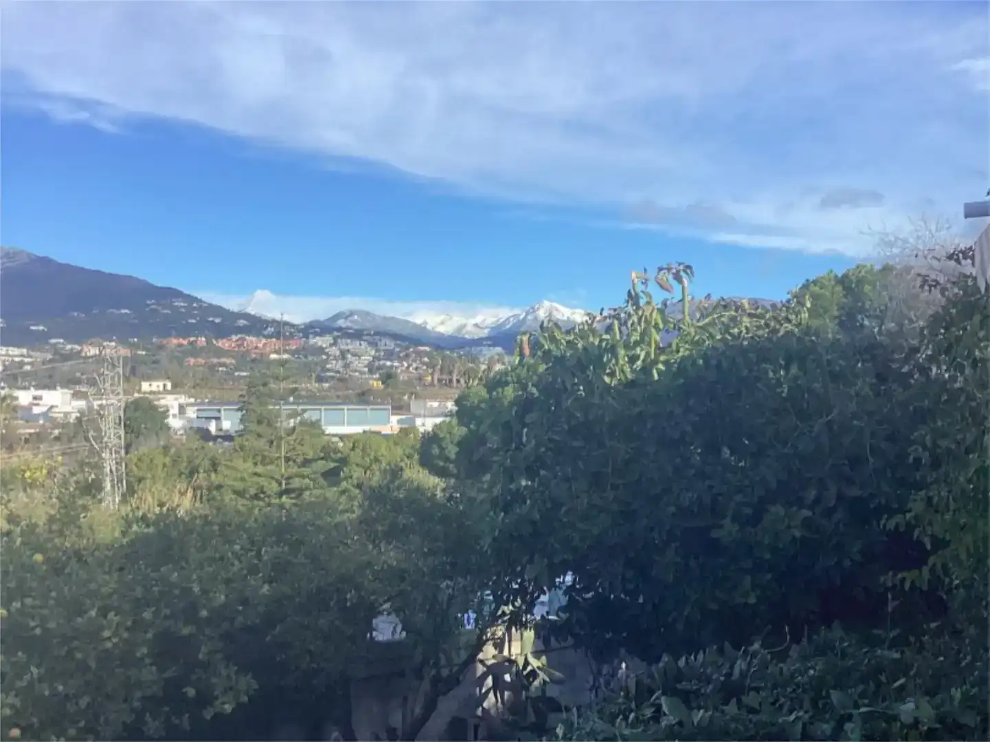 Vista exterior de Casa o xalet en venda en Marbella amb Aire condicionat, Piscina i Balcó